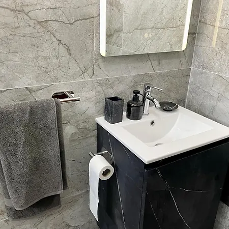 Ensuite King Bedroom With Lock بيت ضيافة *